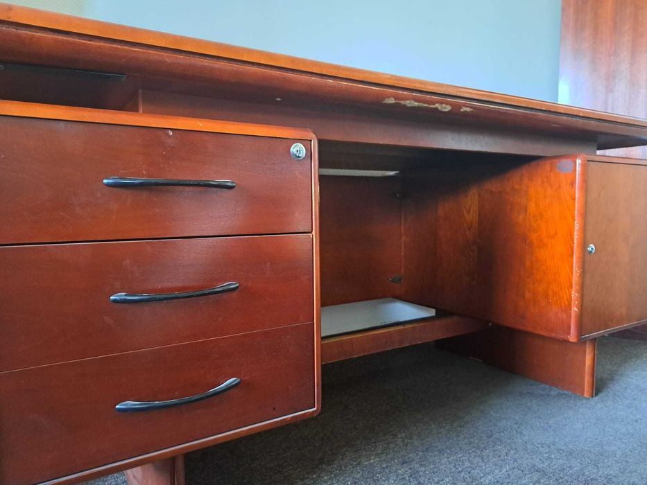 Zestaw pięknych klasycznych mebli drewnianych