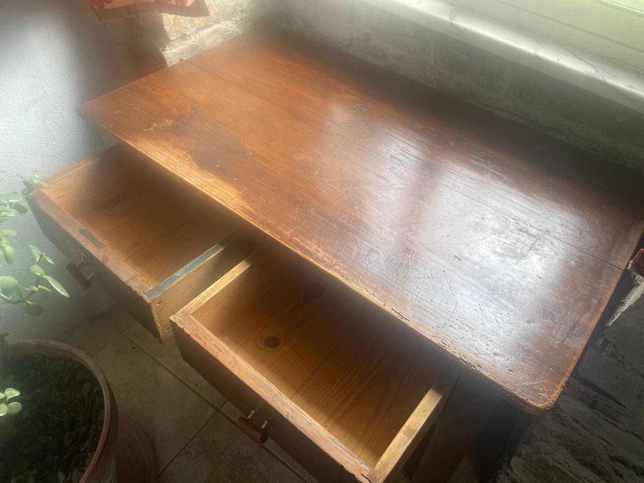 Mesa de madeira com gavetas - Wooden table with drawers