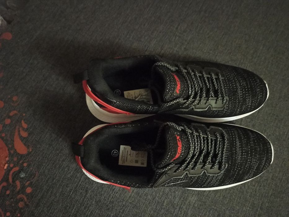 Чоловічі кросівки нові 43-44р.
Питання за телефоном.