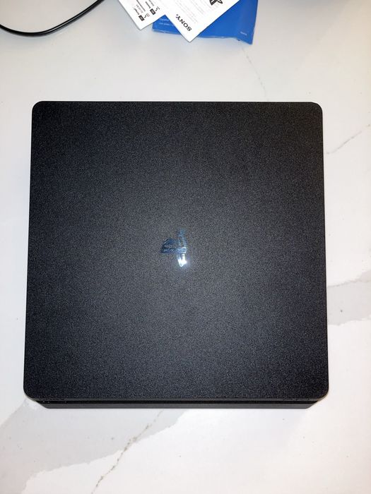 PlayStation 4 (PS4) 1TB + 2 comandos + acessórios – Muito bom estado