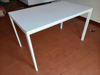 Mesa Ikea com pequeno defeito