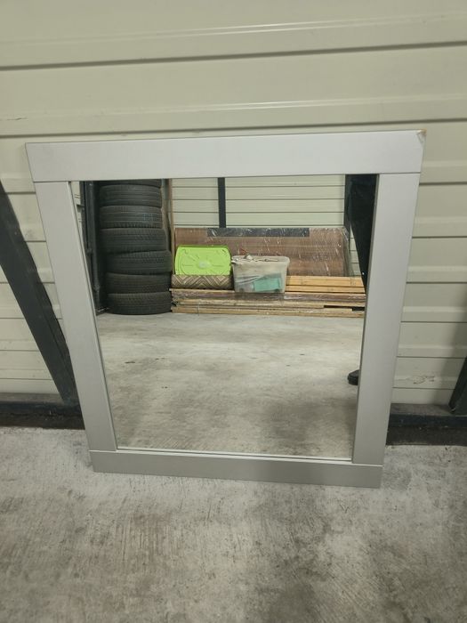 Lustro w drewnianej ramie