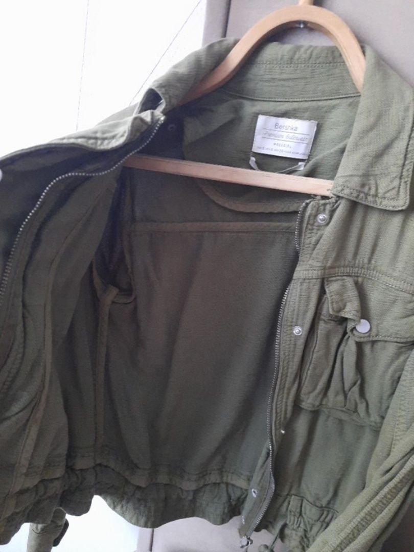 Укорочена куртка вітровка бомпер Bershka
