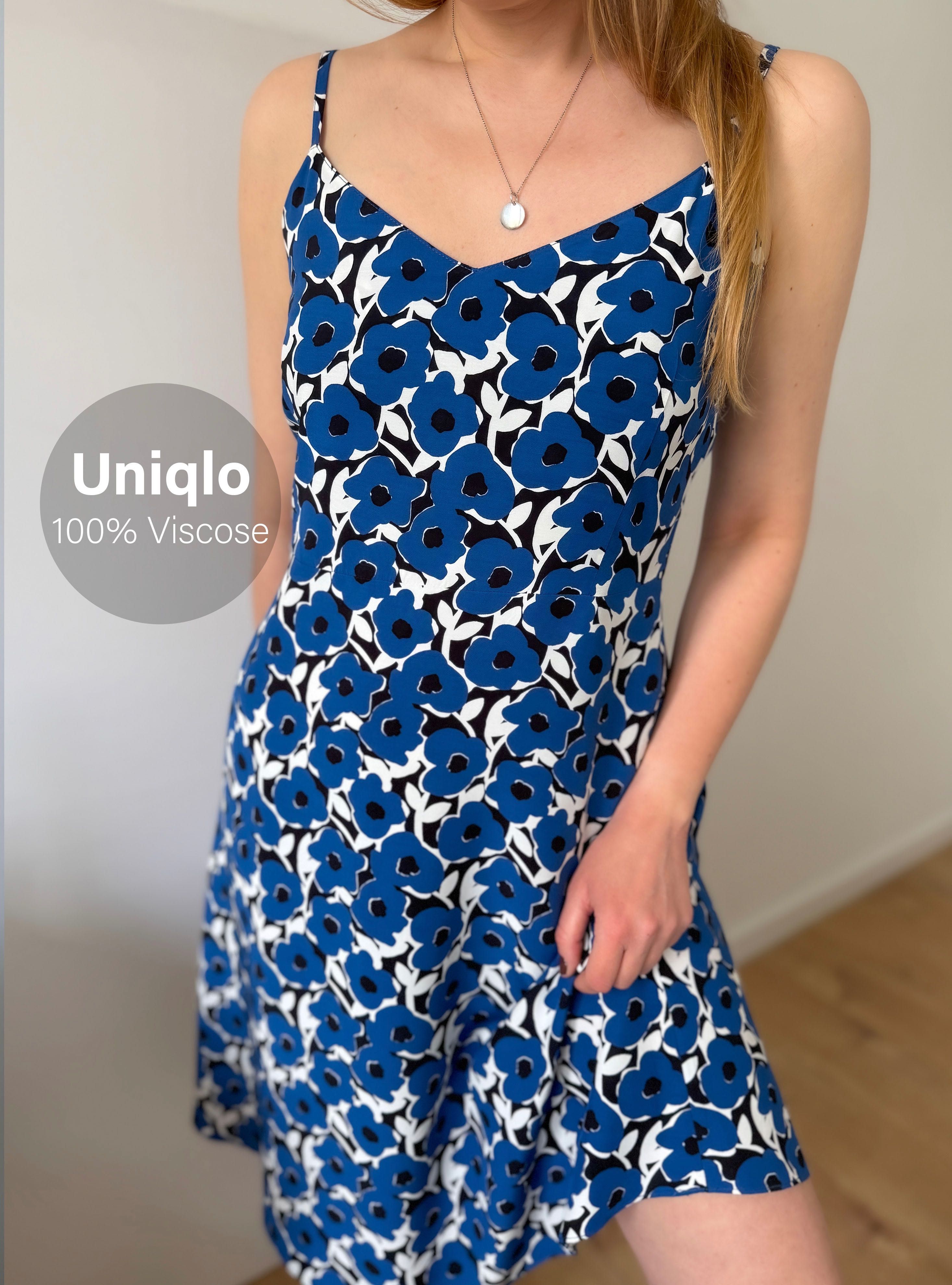 Niebieska sukienka w kwiatki Uniqlo midi 38 M wiskozowa rozkloszowana