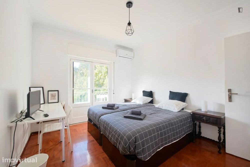 Quarto - localizado em Carcavelos Lisbon