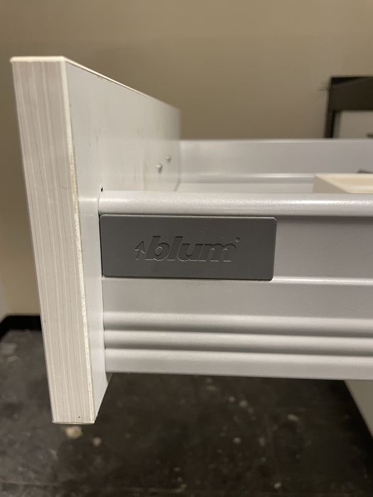 Zabudowa kuchenna, biała, plyta laminowana, blat Corian