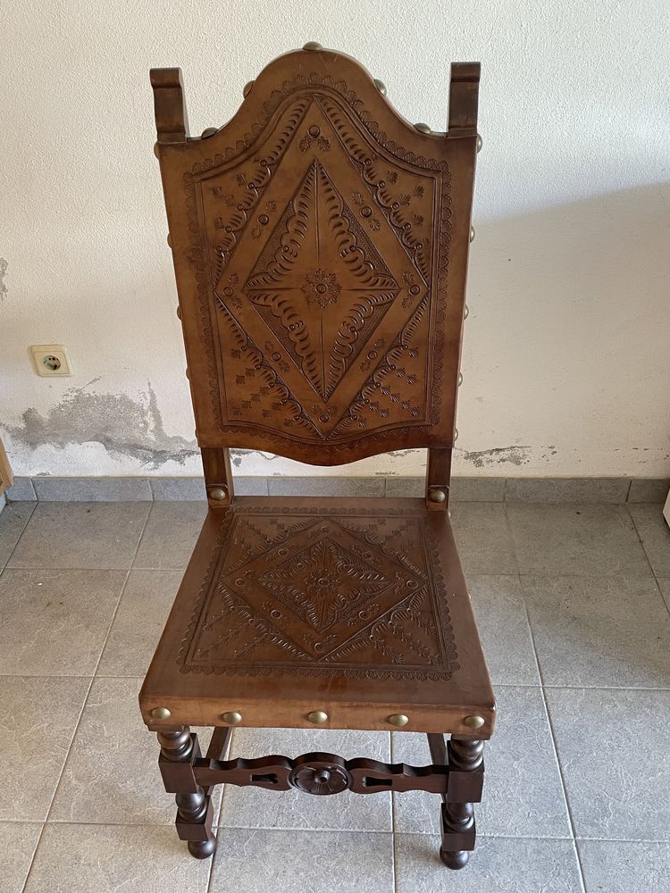 Cadeira  de sala  capela em couro