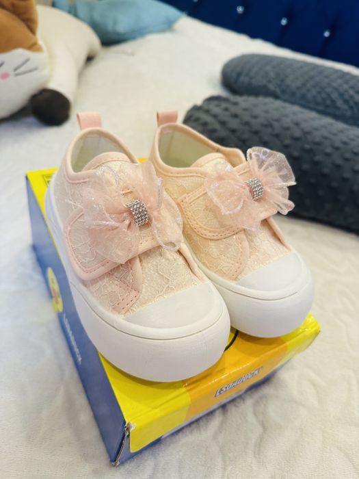 Святкові кеди для дівчинки