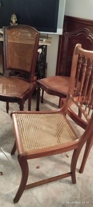 Cadeiras antigas em palhinha