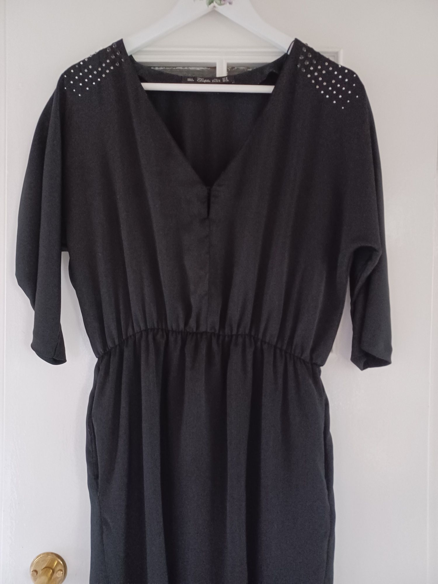 Krótka, czarna sukienka firmy Zara