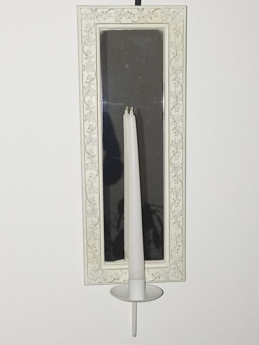 Ozdobne lustro ze świecznikiem w bielonej ramce