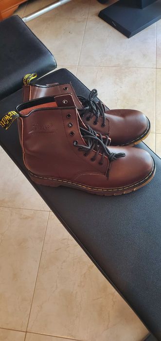 Botas tipo DR. MARTENS ,NOVAS, cor castanho