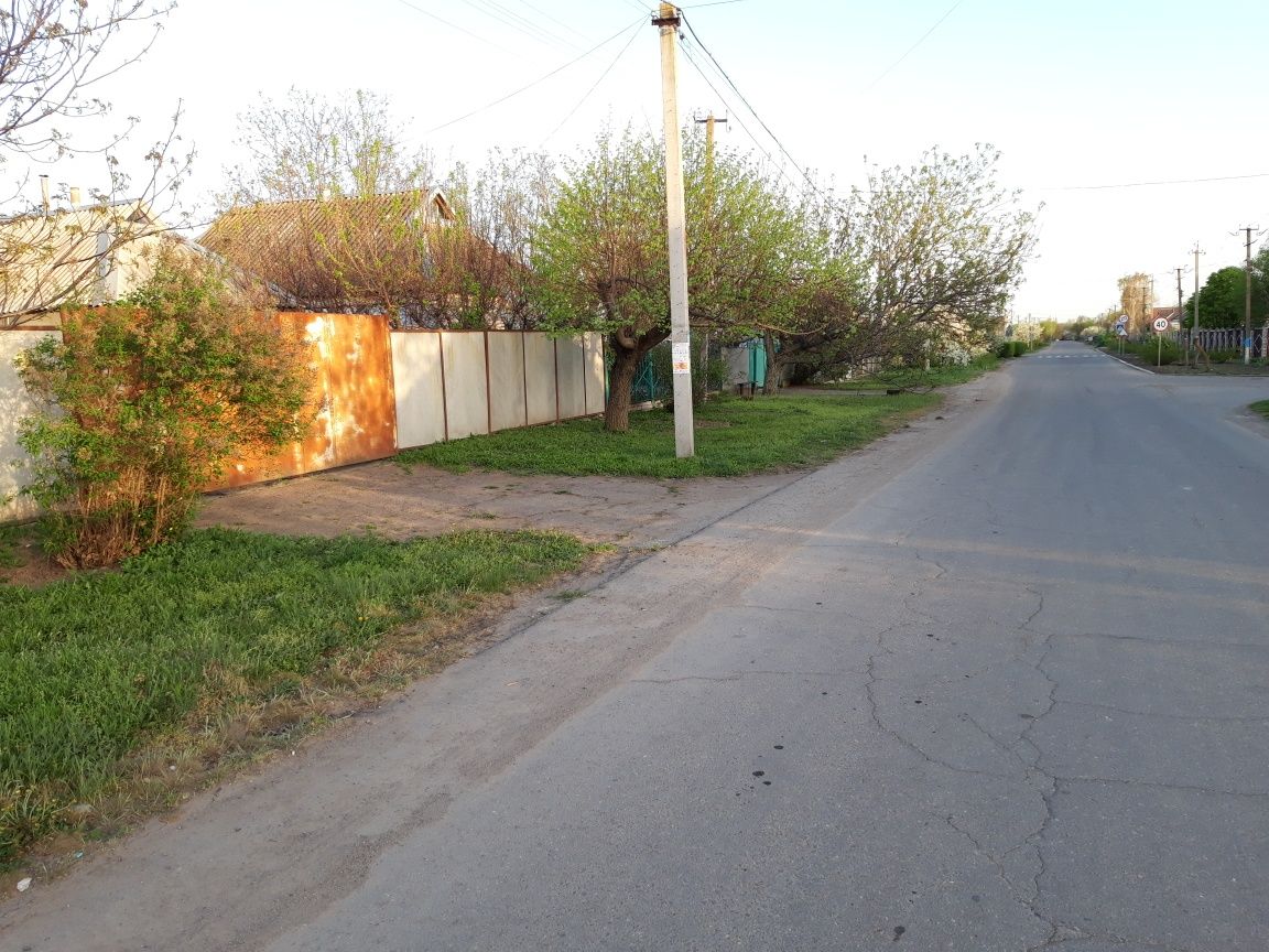 Продаётся домовладение, два дома, гараж, большой земельный участок