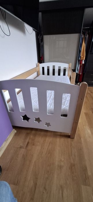 Łóżko, łóżeczko dziecięce drewniane bardzo dobry stan z materacem
