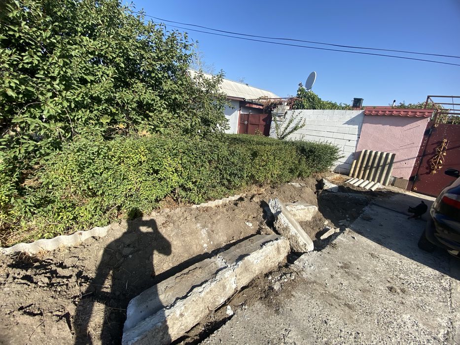 Бетонные бордюри бесплатно бут , под фундамент