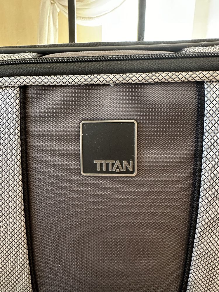 TITAN продам большой чемодан 76/46/30-33