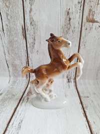 Piękna, porcelanowa figurka konia, oznaczona, prezentuje się wyśmienic