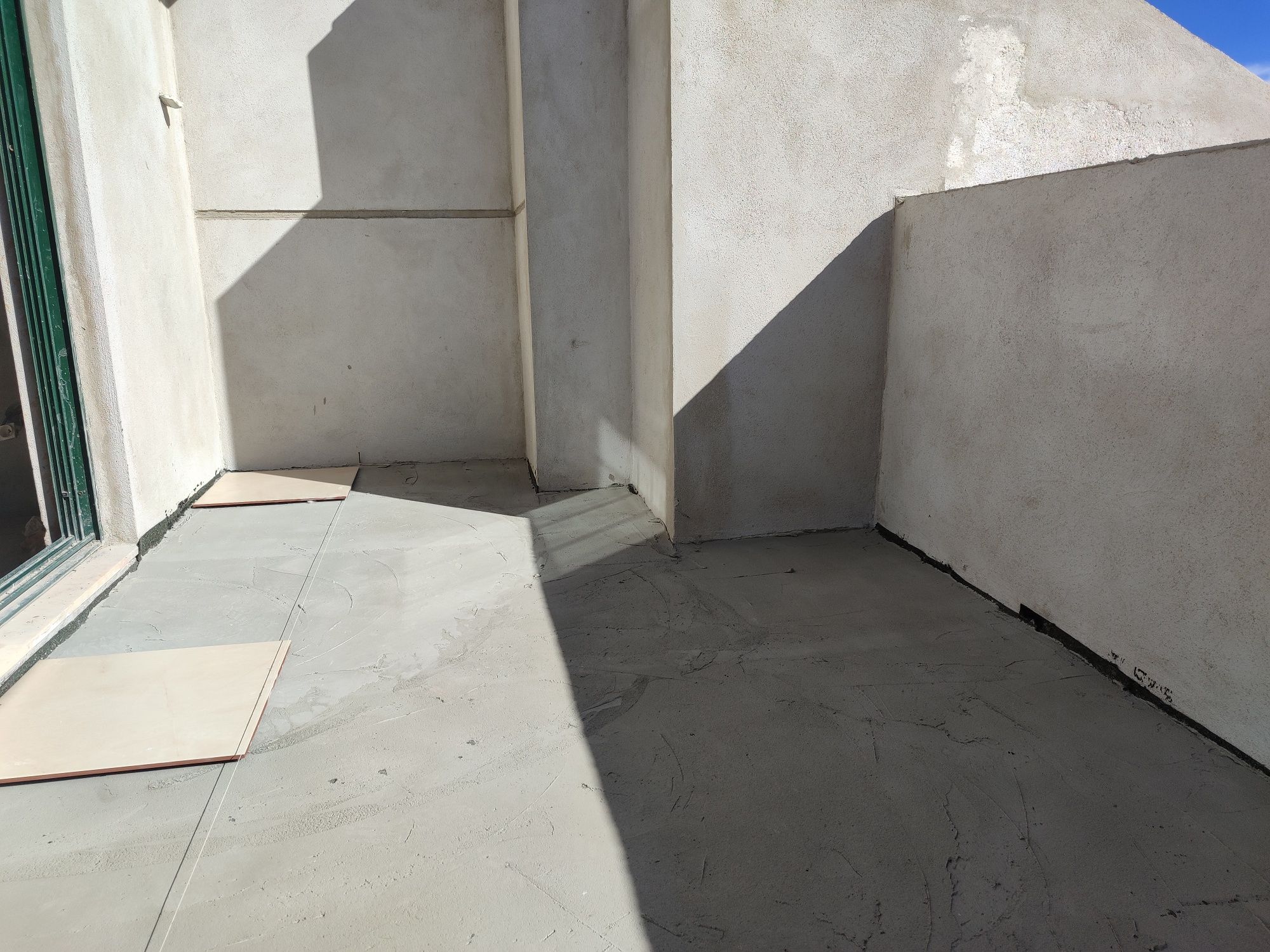 Colocação de ladrilhos cerâmicos e outro