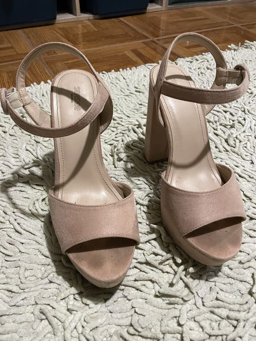 Sandália salto alto