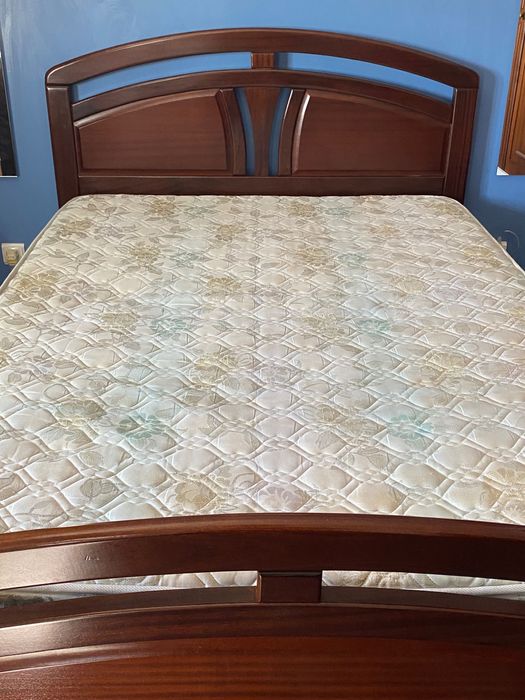 Cama em madeira de castanho