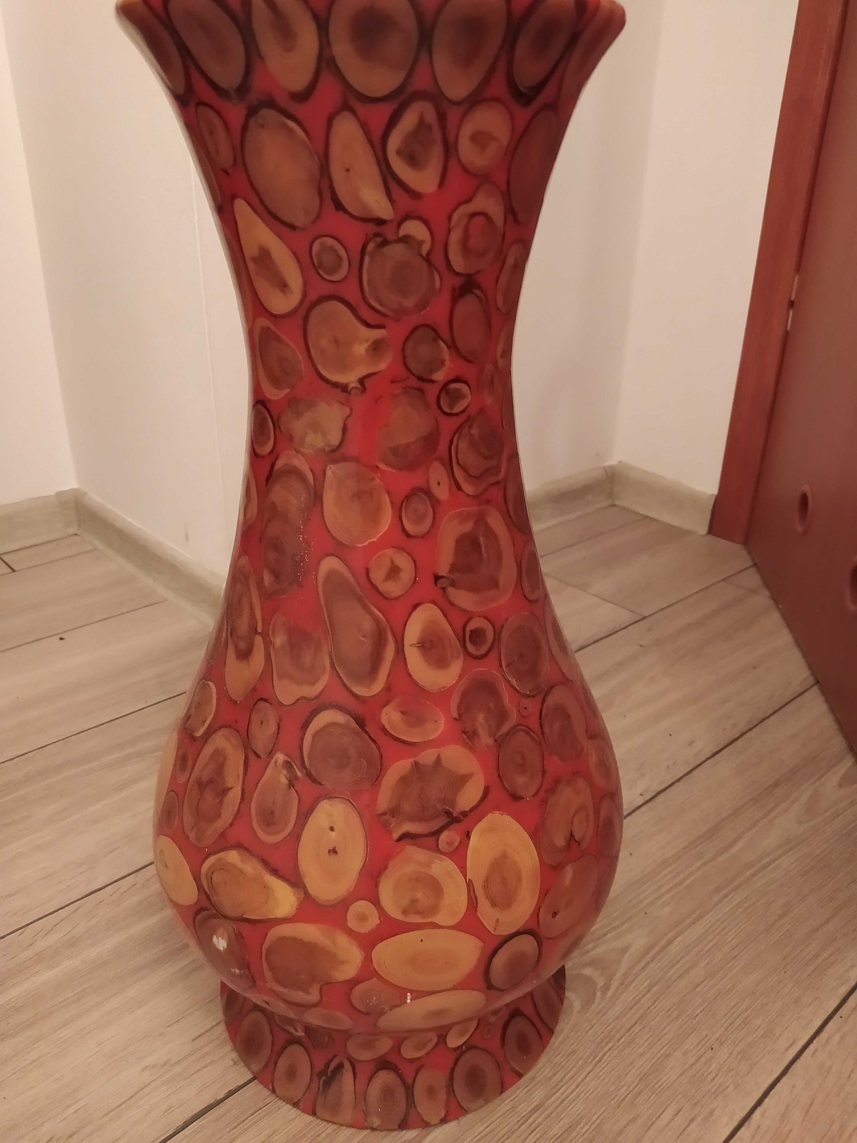 Duży wazon z krążkami drewna jałowca