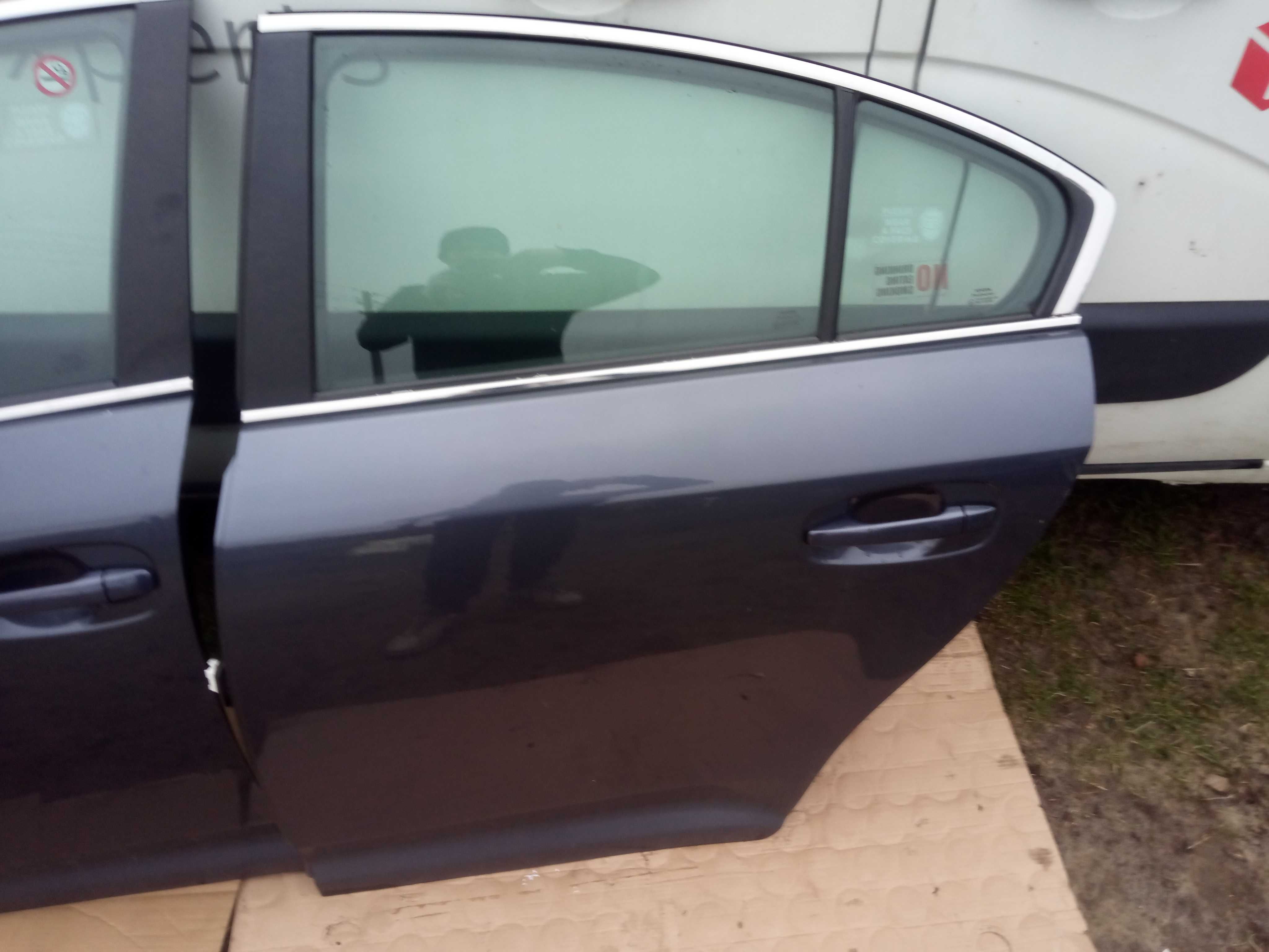 Toyota avensis t27 09-18 drzwi lewy tył sedan kolor 8U5