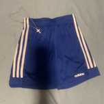 Spodenki Adidas niebieskie z białymi paskami (152 cm / 11-12 lat)
