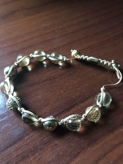 Браслет із каменів цитрину з позолотою в подарунковій упаковці.