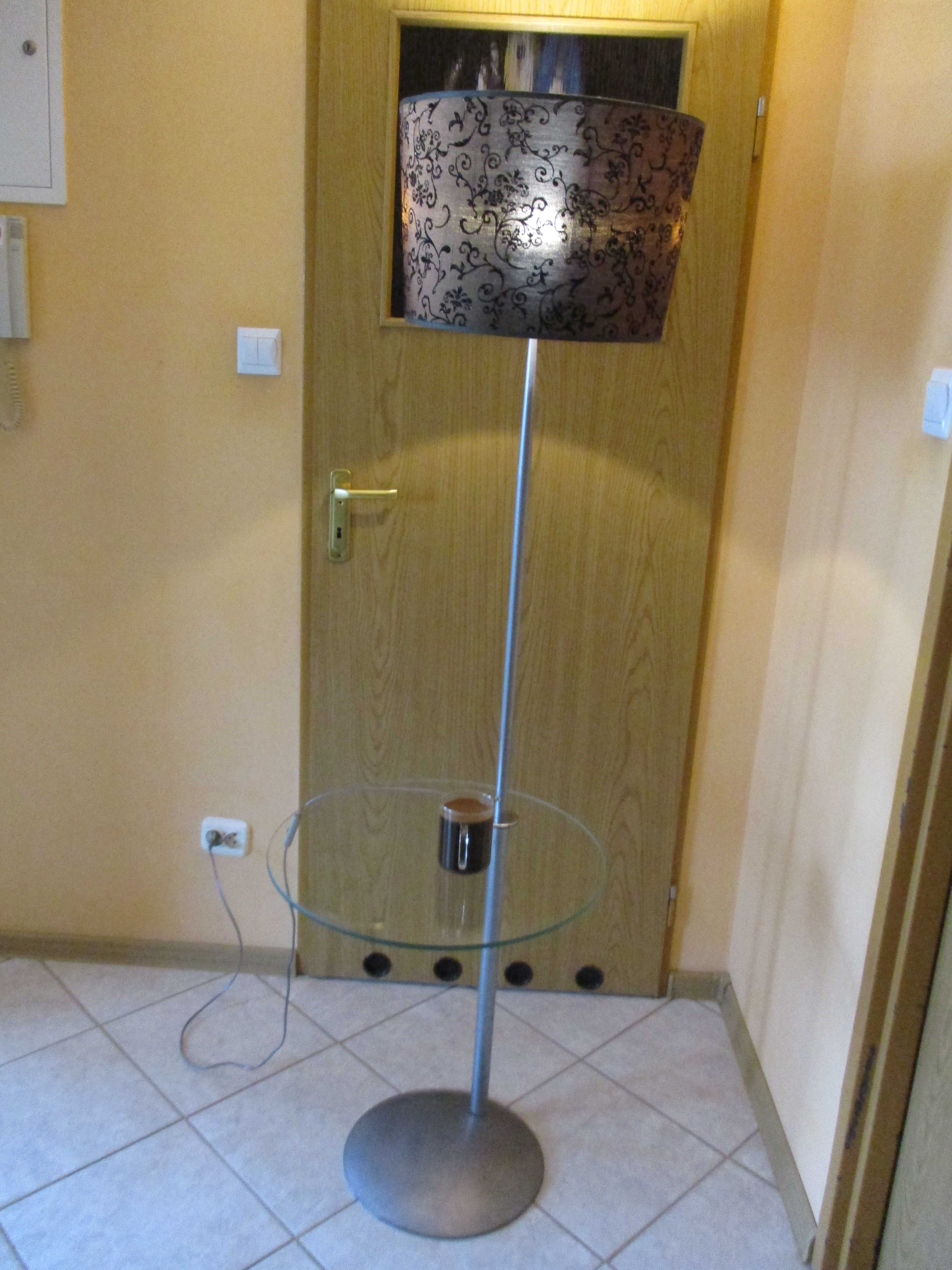 Lampa  stojąca ze szklaną okrągłą półką.