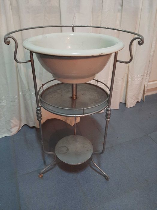 Lavatório vintage  em ferro com bacia em loiça cerâmica