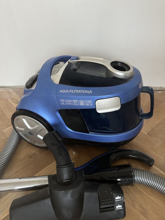 Отдам пылесос на детали/под ремонт (слабо всасывает)