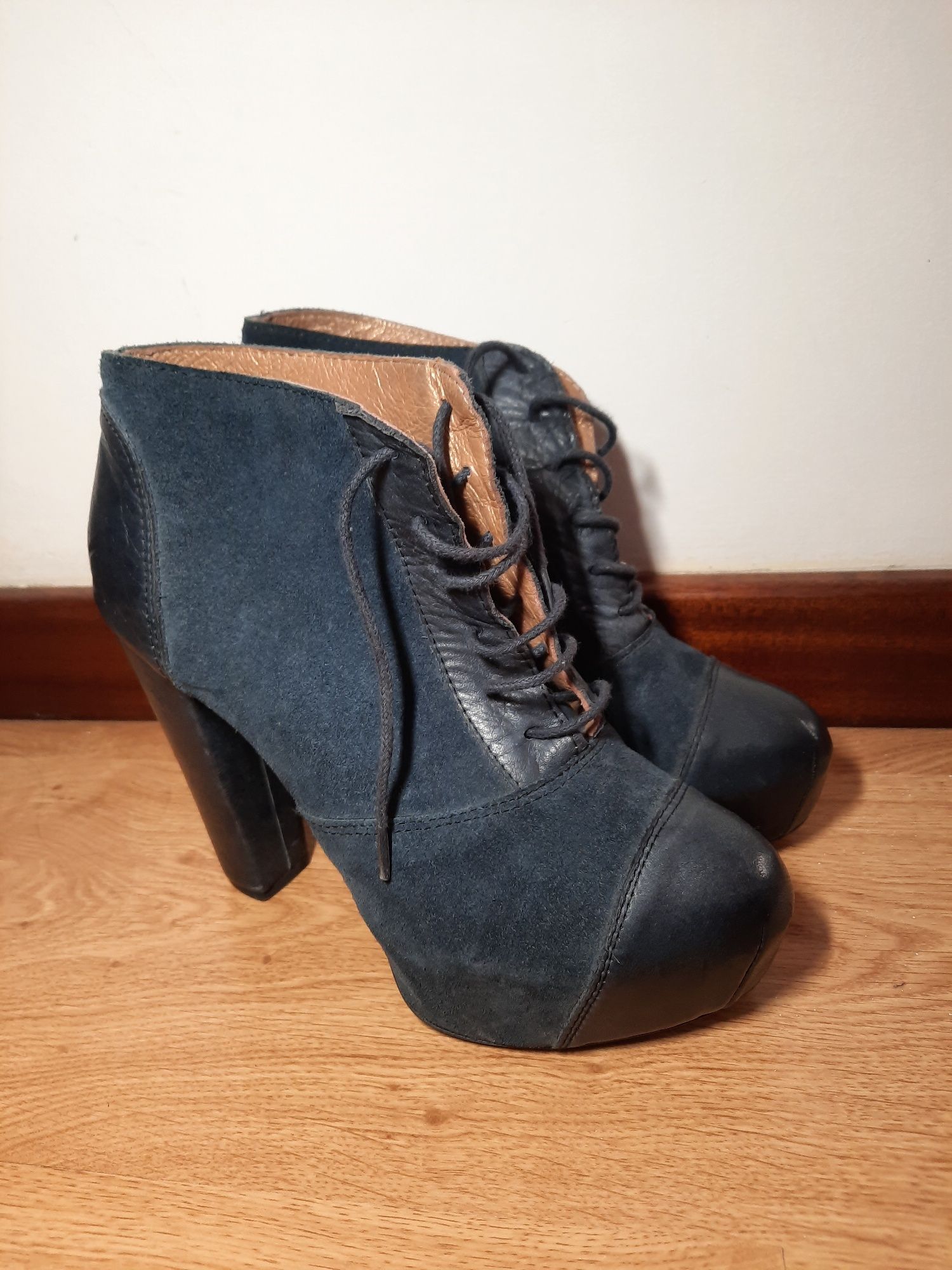 Botas azuis escuras pele com camurça.