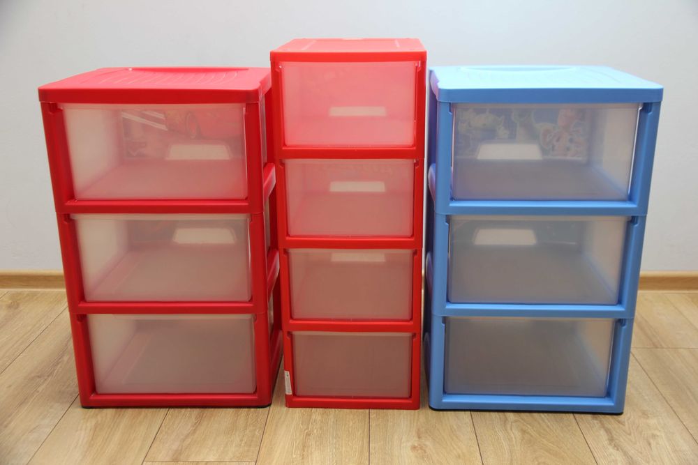 3 regały plastikowe z szufladami Curver: Zygzak Mcqueen i Toy Story