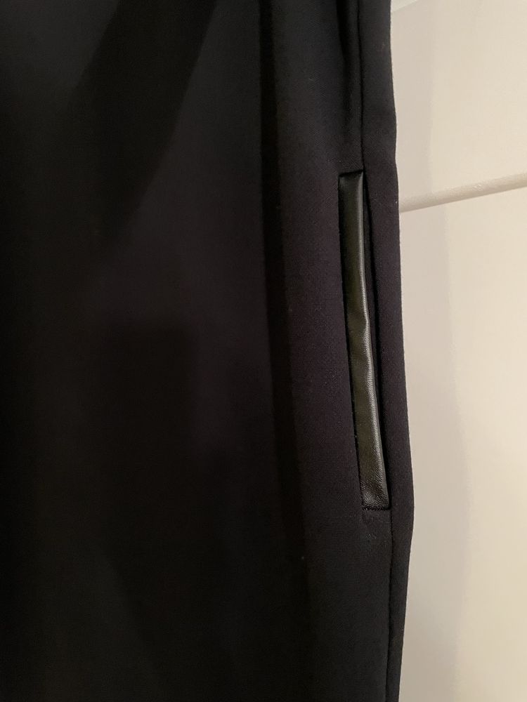 Vestido da Sisley com detalhes em pele sintetica. Tamanho M