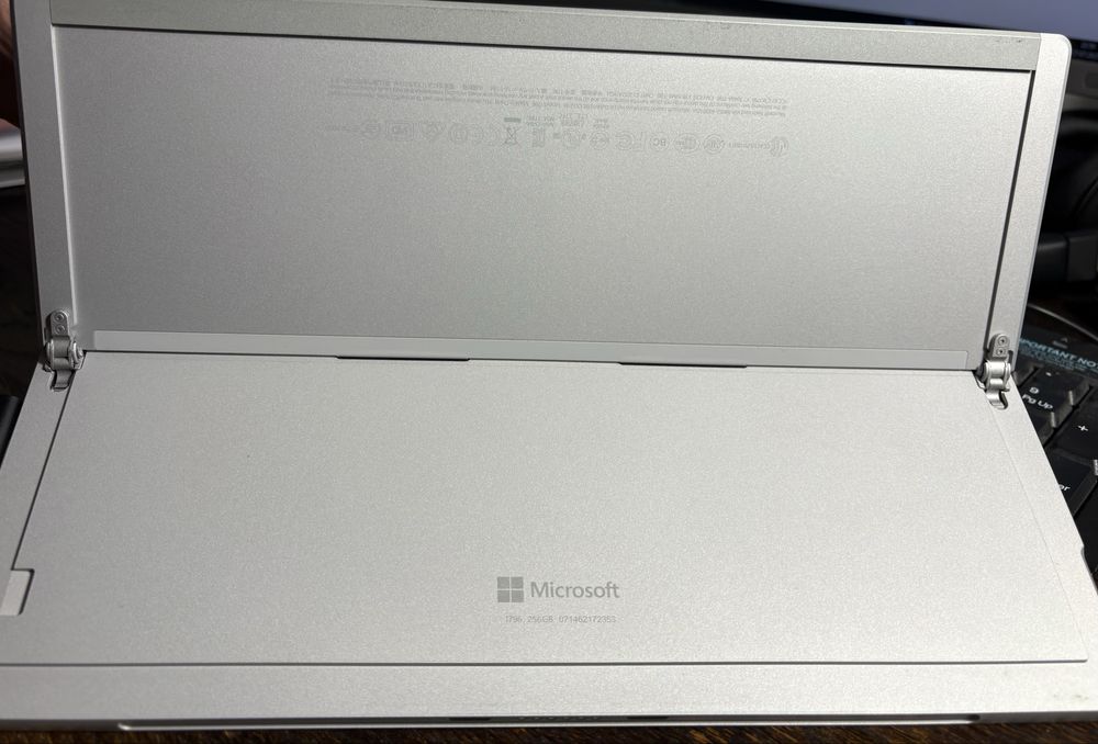 Tablet/laptop Microsoft Surface Pro 5 gen (model 1796 - WiFi)
