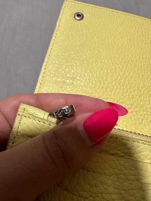 carteira amarela tous com letras amarelas escuras