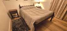 Cama de casal antiga com mesas de cabeceira