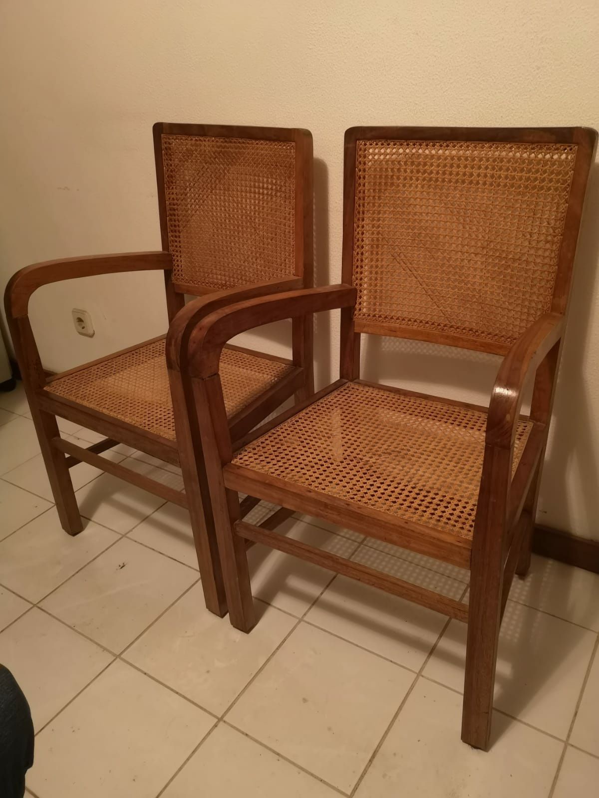 Cadeiras de madeira com fundo e costas em palhinha