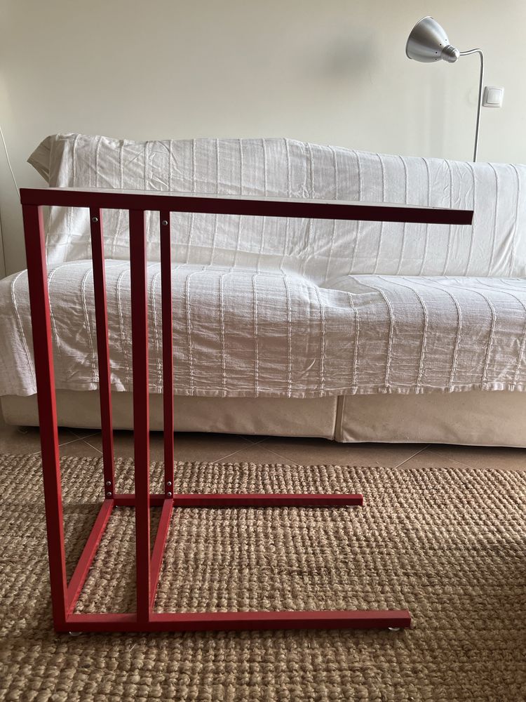 Mesa de apoio vermelha IKEA