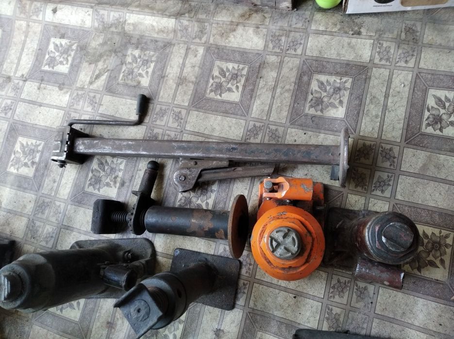 Продам домкрат мех и гидро