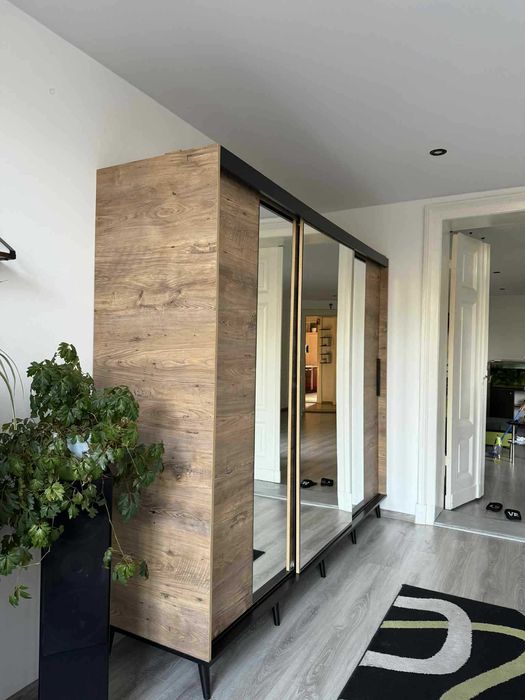 Szafa suwana drewniana z lustrem