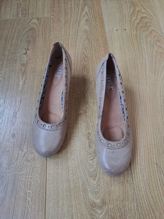 Світлі жіночі шкіряні туфлі на низькому каблуці