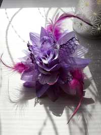 Ozdobna zapinka broszka kwiat z piórkami