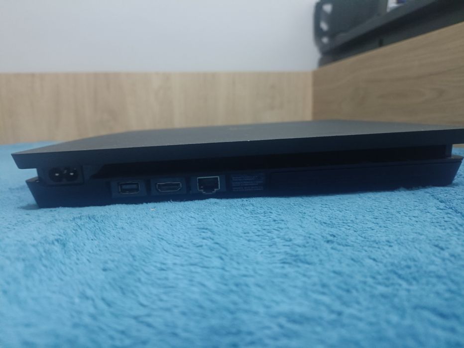 PlayStation 4 + 2 gry