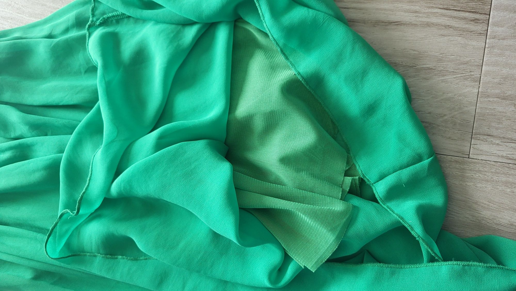 Zwiewna szyfonowa sukienka soczysta zieleń