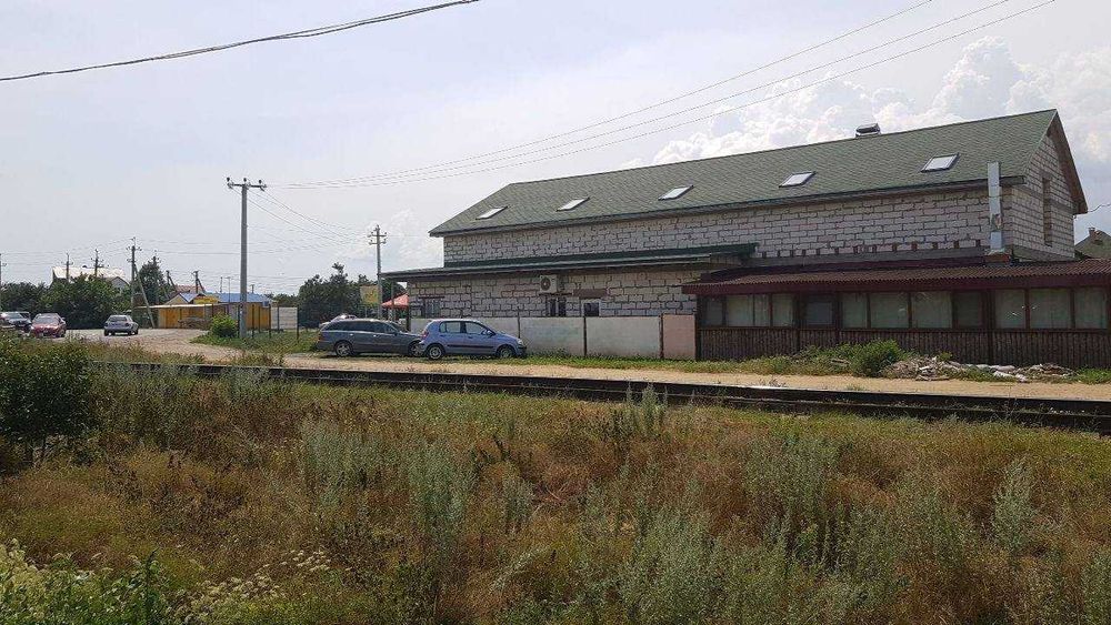 Будівля на фасаді дороги під комерційну діяльність: магазин, СТО, тощо