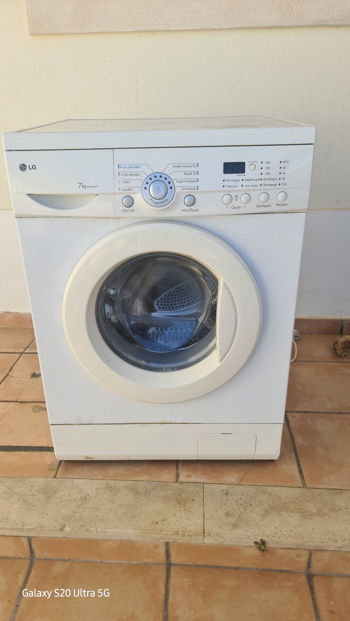 Máquina lavar roupa a funcionar normalmente.