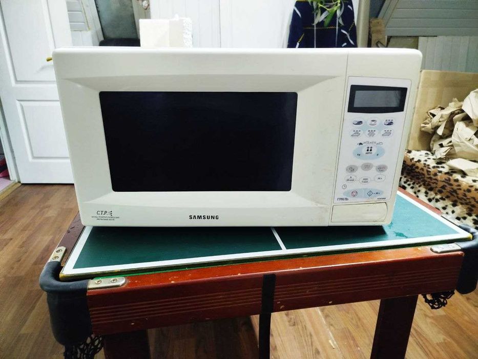 Микроволновая печь с грилем Samsung CE2638NR