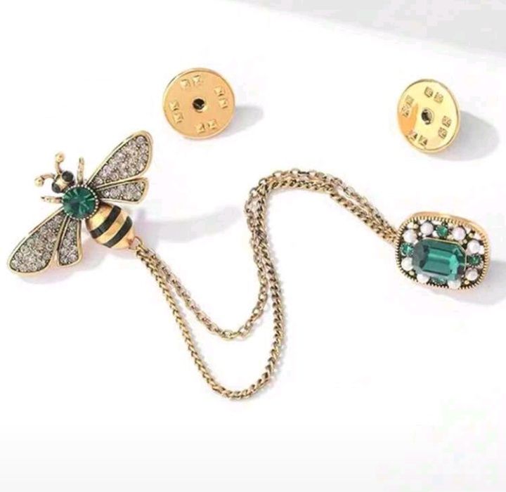 Broszka z łańcuszkiem