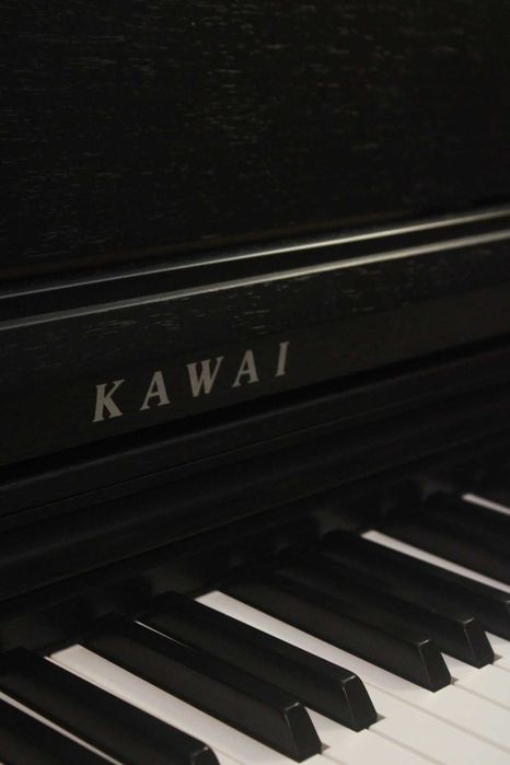 Piano kawai novo com banco de pele